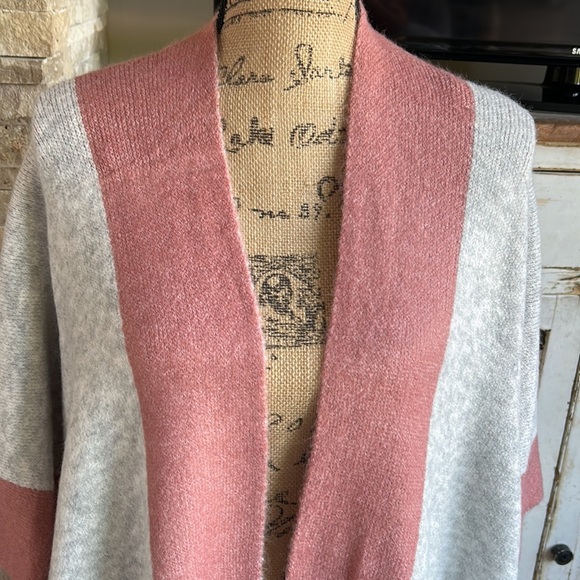 Jodifl geometric pattern gray mauve turquoise open front shawl poncho shrug - Picture 2 of 15